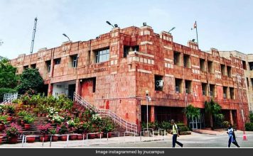 जेएनयू विद्यार्थ्यांच्या युनियन मतदानासाठी मतदान सुरू होते