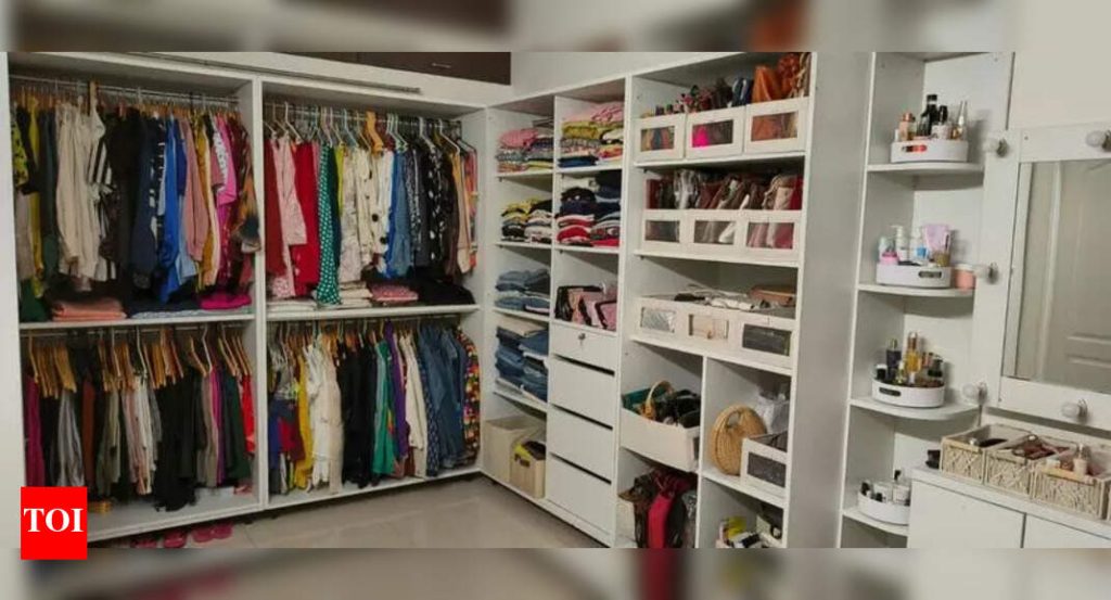 तरुण व्यावसायिक उत्सव होम मेकओव्हरसाठी डिक्लटरिंग सेवा घेतात