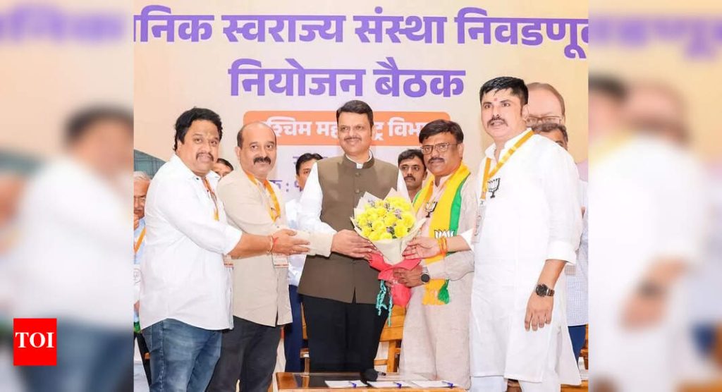 ज्यांनी राजकीयदृष्ट्या अहलियानगर पोलिसांवर खोटा अहवाल दाखल करण्यास दबाव आणला आणि घायलला पासपोर्ट मिळविण्यात मदत केली त्यांच्याविरूद्ध चौकशीः फडनाविस