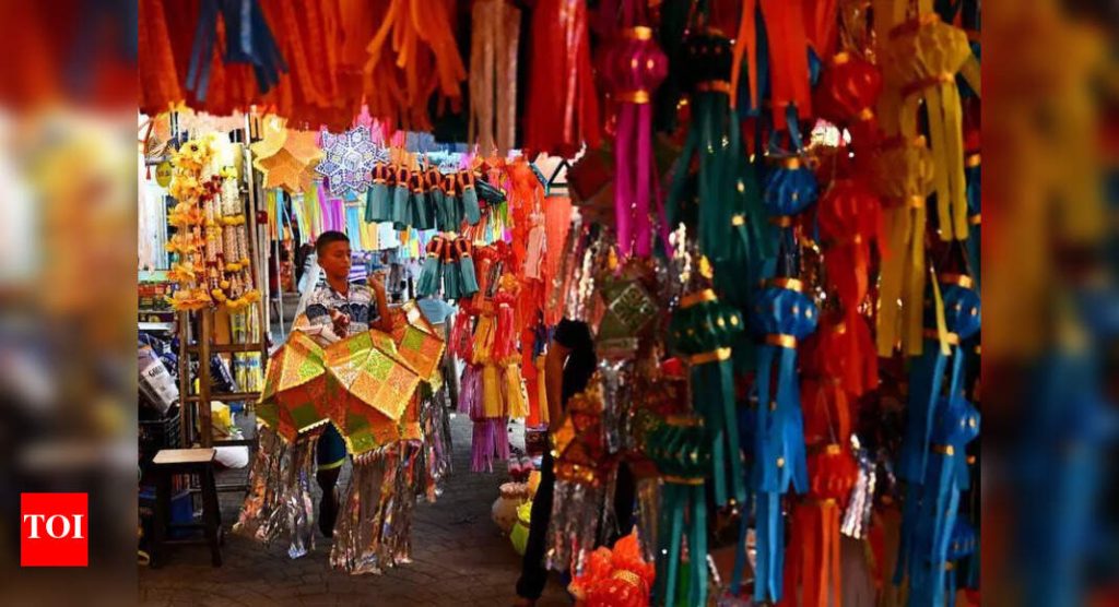 ऐतिहासिक लेनपासून ते आधुनिक मॉल्सपर्यंत, पुणे दिवाळी दुकानदारांसह बस्टल्स