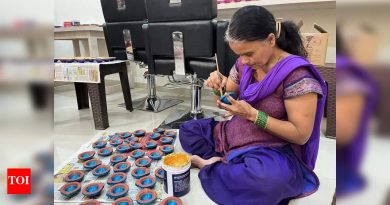 महिला आर्थिक स्वातंत्र्याच्या मार्गावर काम करतात