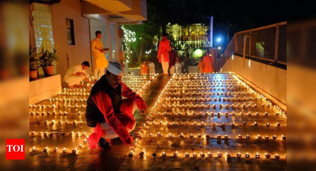 लक्ष्मीपूजनासाठी पुणे उजळून निघते, घरे आणि मंदिरे भक्तीने उजळून निघतात
