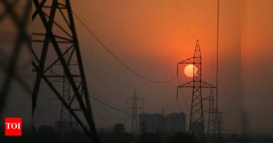 पायाभूत सुविधांच्या तुटवड्यामुळे दीर्घकाळ वीज खंडित होत असल्याने वाघोलीवासीयांची काळोखी दिवाळी