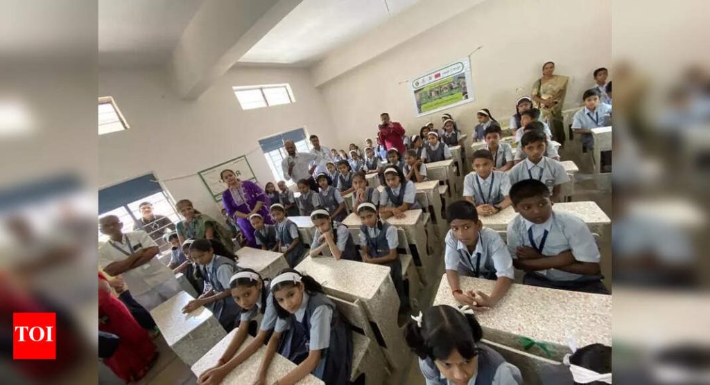 बॉक्सच्या बाहेर: पुनर्नवीनीकरण केलेले कार्टन्स शाळेच्या बेंचमध्ये पुन्हा तयार केले जातात