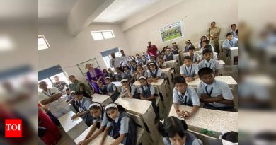 बॉक्सच्या बाहेर: पुनर्नवीनीकरण केलेले कार्टन्स शाळेच्या बेंचमध्ये पुन्हा तयार केले जातात