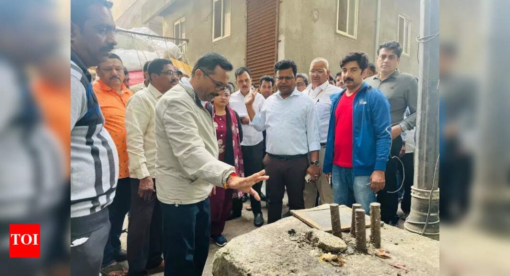 कसबा पेठचे रहिवासी तपासणी मोहिमेदरम्यान अतिक्रमण, कचरा आणि रहदारीच्या समस्या मांडतात