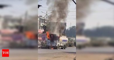 इंधन वाहून नेणाऱ्या टँकरच्या चालकाच्या केबिनला आग, अग्निशमन दलाच्या जलद कारवाईमुळे पुणे-सोलापूर महामार्गावर मोठी दुर्घटना टळली | पुणे बातम्या