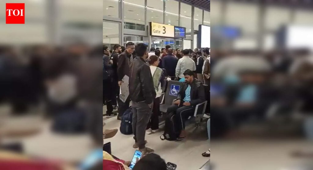 दिल्लीहून जाणाऱ्या इंडिगोच्या विमानाला तीन तास उशीर झाल्याने पुण्यातील १०० हून अधिक प्रवासी निराश