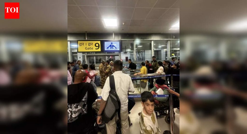 6 तासांचा विलंब, माहितीच्या अभावामुळे बेंगळुरूला जाणाऱ्या इंडिगो फ्लाइटचे 100 हून अधिक प्रवासी निराश