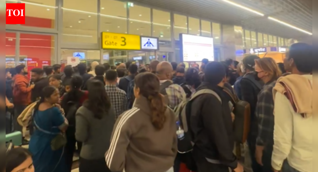 पुणे विमानतळावर इंडिगोचा गोंधळ, विमानांना विलंब; फ्लायर्स विमानात तासन्तास अडकले