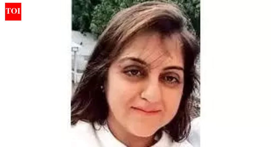 पुण्यातील मुंढवा जमीन पार्सल व्यवहाराशी संबंधित बेकायदेशीर व्यवहारासाठी EOW ने शीतल तेजवानी यांना अटक केली.