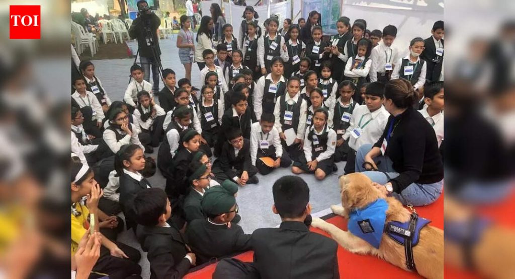 पुणे इंटरनॅशनल लिटरेचर फेस्टिव्हल 2025 मध्ये कुत्रे वाचकांचे ऐकतात आणि मुले रहस्ये सोडवतात