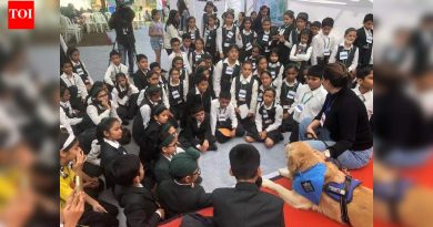 पुणे इंटरनॅशनल लिटरेचर फेस्टिव्हल 2025 मध्ये कुत्रे वाचकांचे ऐकतात आणि मुले रहस्ये सोडवतात