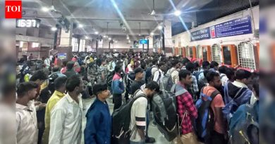 अडकलेल्या प्रवाशांच्या मदतीसाठी रेल्वेच्या विशेष गाड्यांना संमिश्र प्रतिसाद मिळत आहे