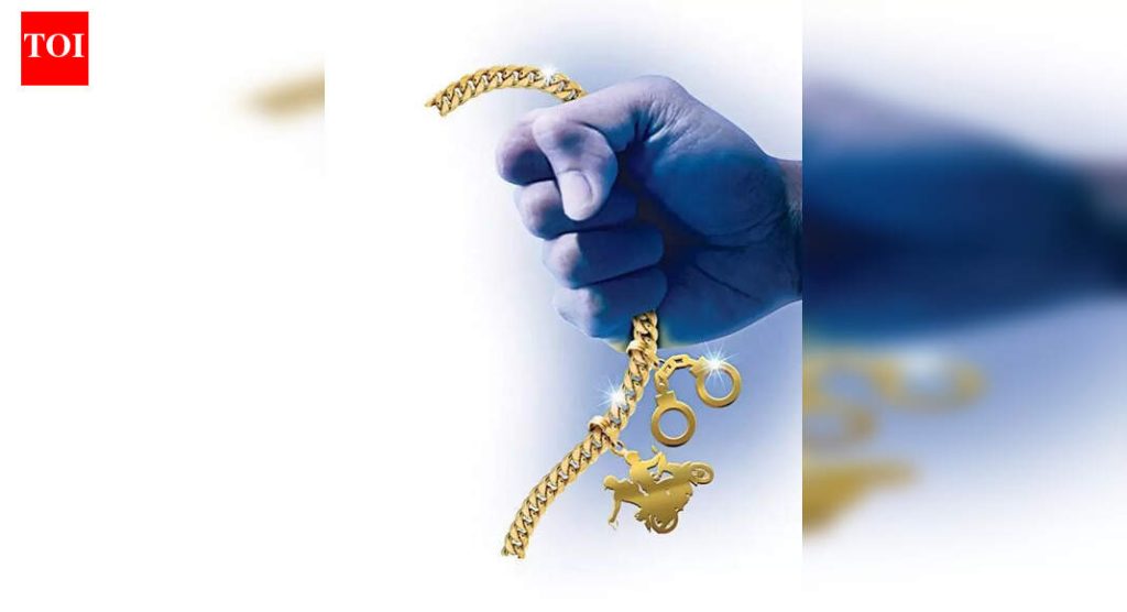 दोघांनी एका व्यक्तीचे लक्ष विचलित केले, मोशी येथे 25 हजार किमतीची सोनसाखळी चोरली