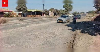 अहिल्यानगर-संभाजीनगर महामार्गावरील 42 किमी लांबीचे पाच फूट रुंद खड्डे वळणाचे दु:स्वप्न बनले आहे.