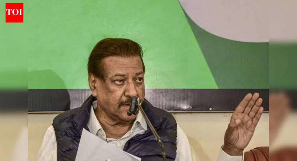 महाराष्ट्राचे माजी मुख्यमंत्री पृथ्वीराज चव्हाण यांनी मोठ्या भारतीय सैन्याची गरज असल्याचा सवाल केला