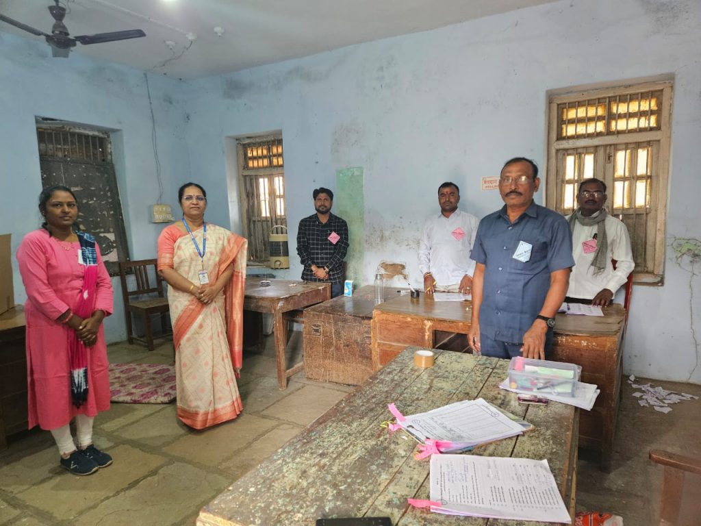 निवडणूक निर्णय अधिकारी श्रीमती अरुणा संगेवार यांची मतदान केंद्रांना पाहणी