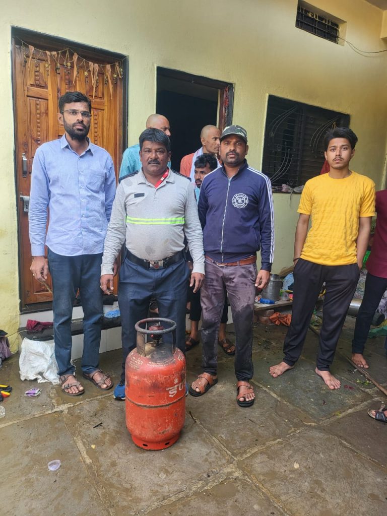 गॅस गळतीने पेटली आग; अग्निशामकांच्या तत्पर धाडसाने मोठा अनर्थ टळला