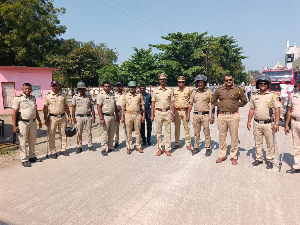 न. प. निकालाच्या पार्श्वभूमीवर पाथरीत कडेकोट पोलिस बंदोबस्त  मुख्य रस्त्यांवर पथसंचलन; रॅपिड फोर्स तैनात