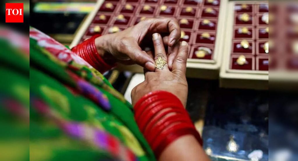 पुण्यातील कोरेगाव पार्क फ्लॅटमध्ये दोघांनी घरफोडी केली
