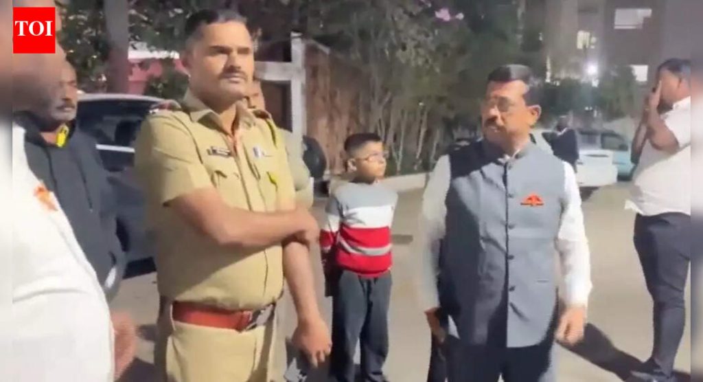 महाराष्ट्र निवडणूक प्रचार विस्कळीत : शिवसेना नेत्याच्या गाडीवर दगडफेक; पोलिस दोषींसाठी सीसीटीव्हीचे पुनरावलोकन करतात