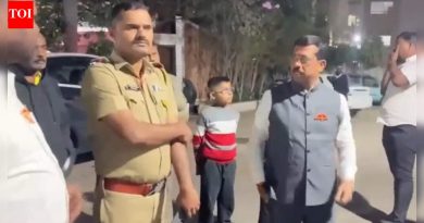 महाराष्ट्र निवडणूक प्रचार विस्कळीत : शिवसेना नेत्याच्या गाडीवर दगडफेक; पोलिस दोषींसाठी सीसीटीव्हीचे पुनरावलोकन करतात