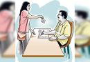 मतदान केंद्रावरील शेवटच्या तासांच्या गर्दीचे व्यवस्थापन करण्यासाठी निवडणूक अधिकारी टोकन प्रणाली सुरू करतात
