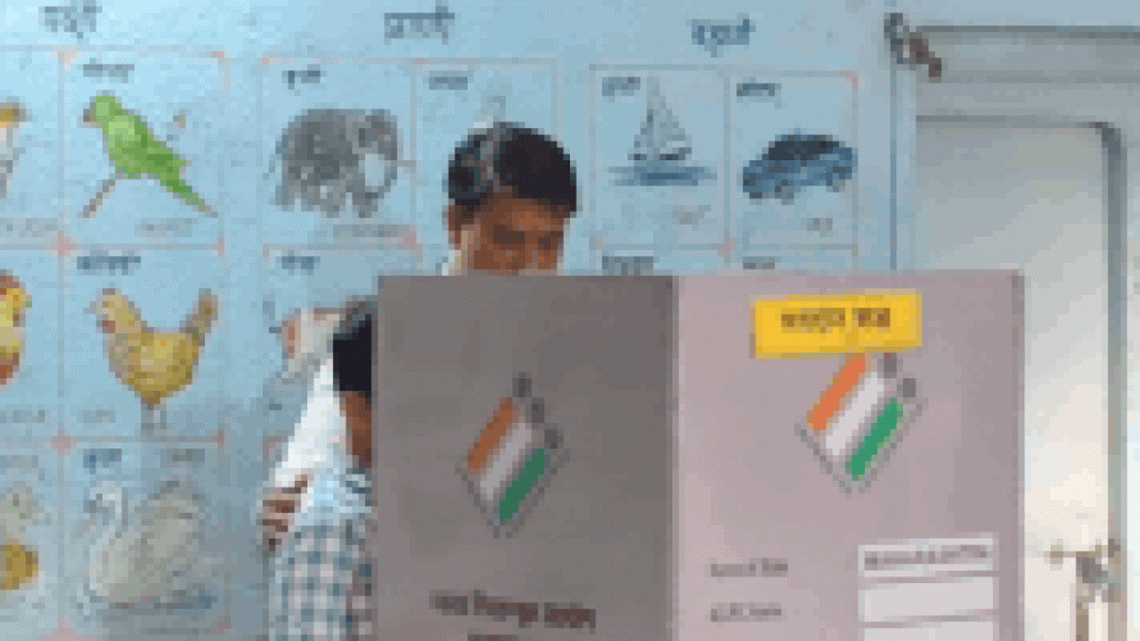 महाराष्ट्र जिल्हा परिषद निवडणूक: व्हिडिओमध्ये अल्पवयीन मुलगा ‘व्होट’ करताना दिसत आहे.