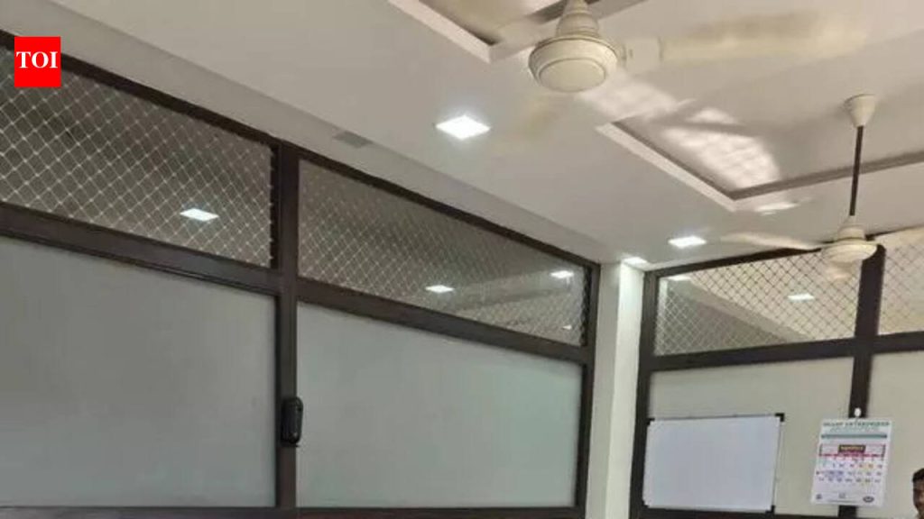 नवीन मीटरच्या विरोधावर मात करण्यासाठी महावितरणचे अधिकारी सोसायटी गटांना भेटतात