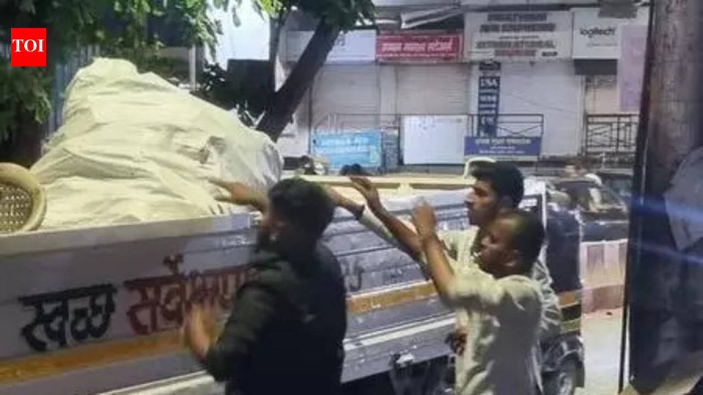 PMC अवैध फेरीवाल्यांवर कारवाई करत आहे