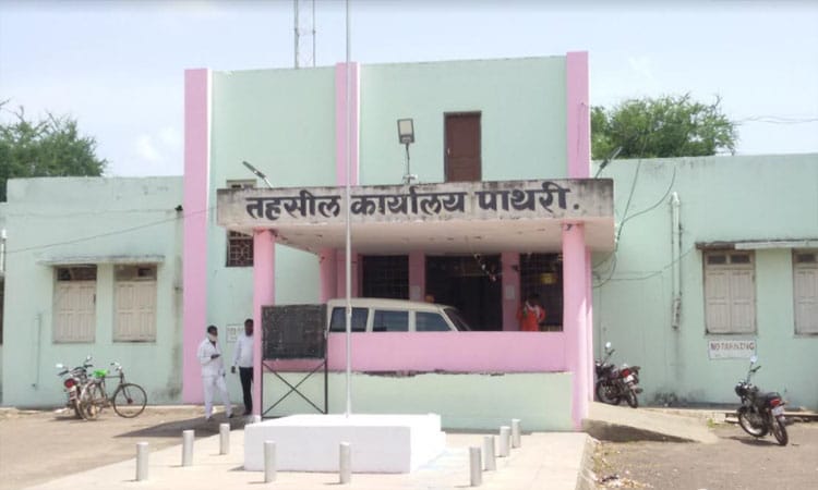 गोदावरी काठावर वाळू माफियांची उघडी दहशत  तहसीलदारांसमोरच महसूल पथकाला धमक्या; १२ जणांवर गुन्हा, प्रशासनाच्या भूमिकेवर प्रश्नचिन्ह