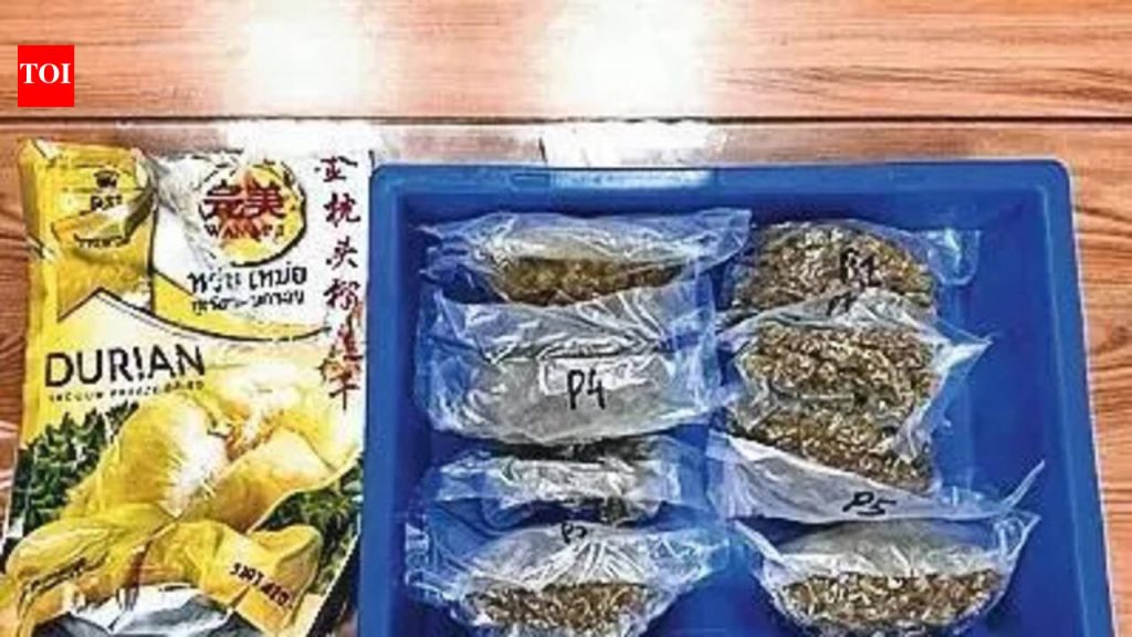 पुणे कस्टम्सने बँकॉकहून आलेल्या एअर इंडिया एक्स्प्रेसच्या विमानाच्या शौचालयातून ७४.५ लाख किमतीचे हायड्रोपोनिक तण जप्त केले.