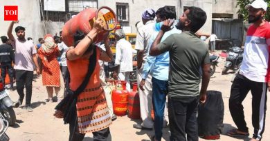 घरगुती एलपीजी ग्राहक पॅनिक बटण दाबतात, बुकिंग वाढतात, रांगा लांबतात