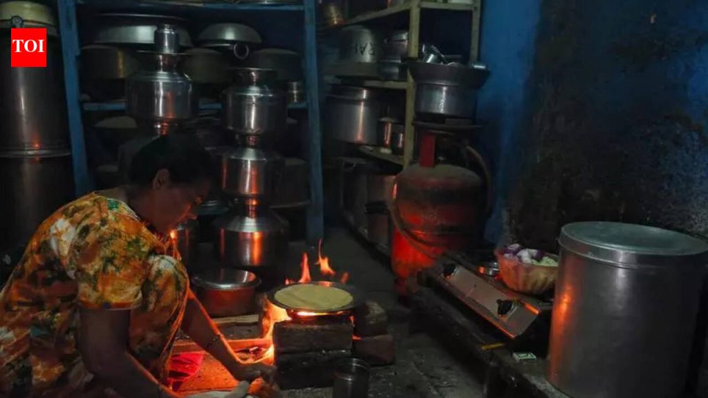 ४५ दिवसांच्या एलपीजी रिफिल कॅपमुळे ग्रामीण कुटुंबांमध्ये नाराजी पसरली, गावकऱ्यांमध्ये टंचाईची भीती