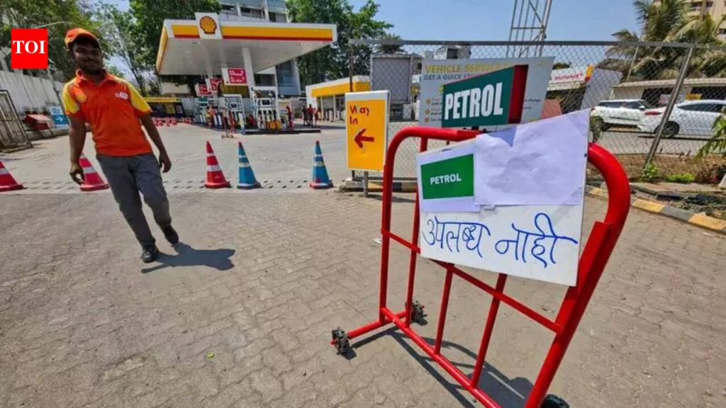 खरेदीची दहशत पुण्यातील अनेक पेट्रोल पंप कोरडे पडले