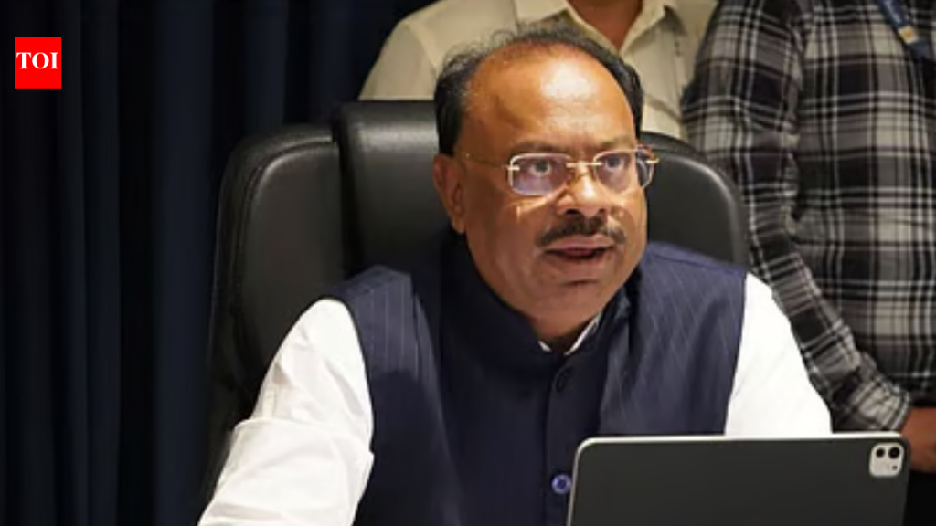 424 पुणे जिल्ह्यातील जमीन फेरफार प्रकरणांमध्ये गंभीर अनियमितता दिसून येते, असे महाराष्ट्राचे मंत्री चंद्रशेखर बावनकुळे यांनी म्हटले आहे.