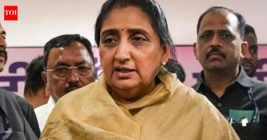 बारामती पोटनिवडणुकीतून काँग्रेसची माघार, 22 अपक्षांनी सुनेत्रा पवार यांना वॉकओव्हर नाकारला