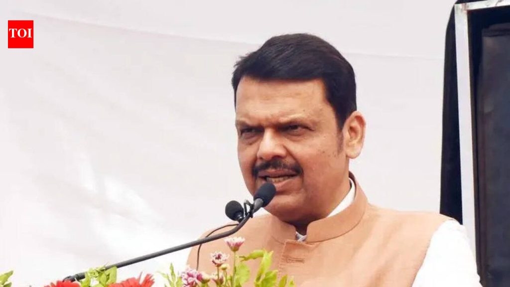 बागेश्वर धाम प्रमुखाने महाराष्ट्राच्या मुख्यमंत्र्यांसमोर शिवाजी महाराजांवर केलेल्या वक्तव्यामुळे खळबळ उडाली; त्यांच्या या वक्तव्याचे समर्थन करण्यासाठी कोणताही ऐतिहासिक पुरावा नाही, असे फडणवीस म्हणतात