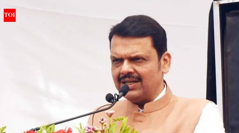 बागेश्वर धाम प्रमुखाने महाराष्ट्राच्या मुख्यमंत्र्यांसमोर शिवाजी महाराजांवर केलेल्या वक्तव्यामुळे खळबळ उडाली; त्यांच्या या वक्तव्याचे समर्थन करण्यासाठी कोणताही ऐतिहासिक पुरावा नाही, असे फडणवीस म्हणतात