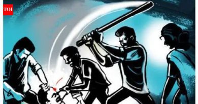 मोफत जेवण देण्यास नकार दिल्याने भोजनालय मालकावर पोलिसांनी तिघांवर गुन्हा दाखल केला