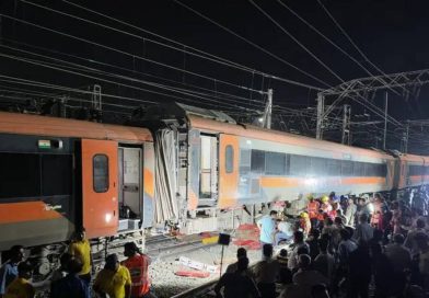 पुण्यात मंगळवारी वंदे भारत एक्स्प्रेस रुळावरून घसरल्याने रेल्वे वाहतुकीला मोठा फटका बसला