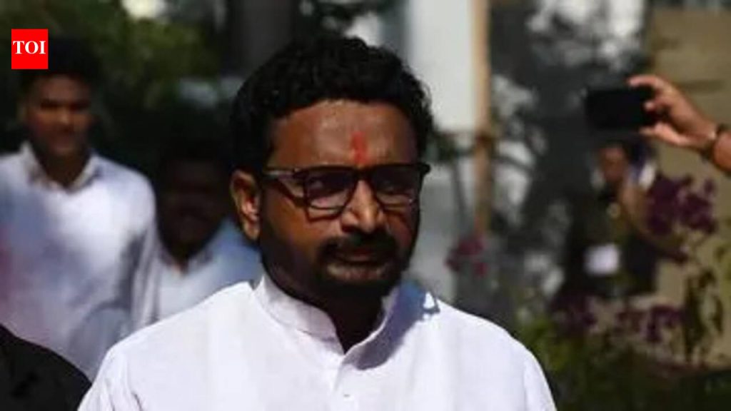 राष्ट्रवादीने झीशानला एमएलसी जागेसाठी निवडल्यानंतर मिटकरी निराशा व्यक्त करतात