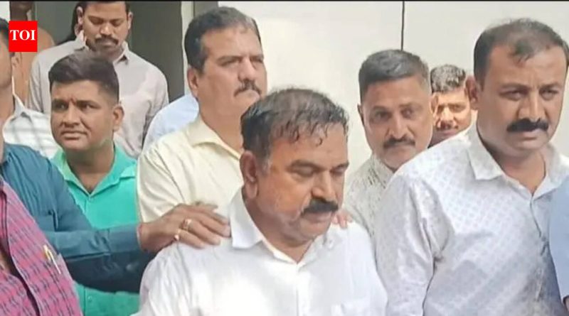 एसआयटीने ज्योतिषी अशोक खरात यांच्याविरुद्ध दोन लैंगिक गुन्ह्यांमध्ये आरोपपत्र दाखल केले एसआयटीने ज्योतिषी अशोक खरात यांच्याविरुद्ध दोन लैंगिक गुन्ह्यांमध्ये आरोपपत्र दाखल केले