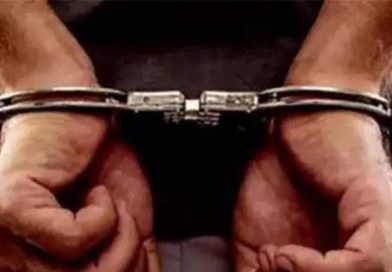 पोलीस वसाहतीत अल्पवयीन मुलीवर अत्याचार करणाऱ्या व्यक्तीला अटक