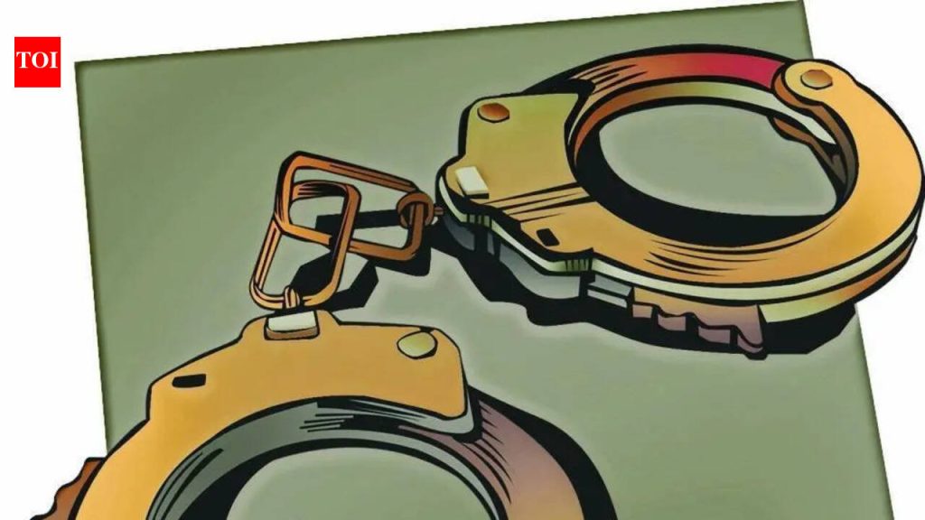 कारमधून मौल्यवान वस्तू चोरणाऱ्याला पोलिसांनी अटक केली