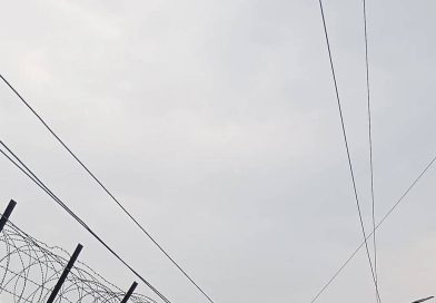 लोहेगाव हवाई तळाजवळ कचरा टाकणाऱ्यांना पक्ष्यांच्या हल्ल्याचा धोका वाढल्याने एफआयआरला सामोरे जावे लागू शकते. लोहेगाव हवाई तळाजवळ कचरा टाकणाऱ्यांना पक्ष्यांच्या हल्ल्याचा धोका वाढल्याने एफआयआरला सामोरे जावे लागू शकते.