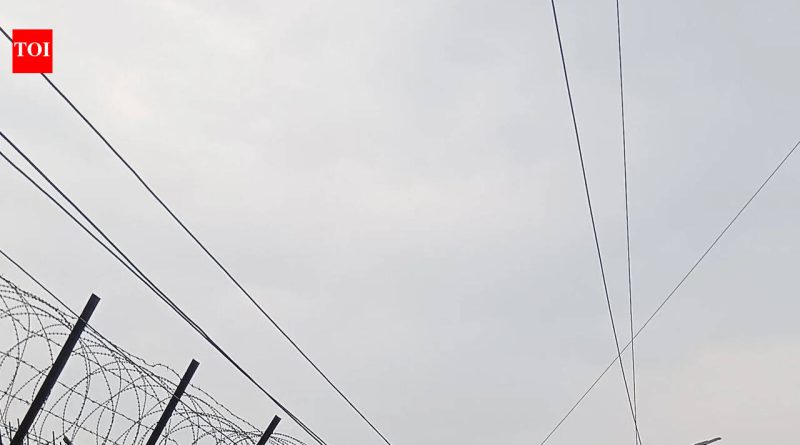 लोहेगाव हवाई तळाजवळ कचरा टाकणाऱ्यांना पक्ष्यांच्या हल्ल्याचा धोका वाढल्याने एफआयआरला सामोरे जावे लागू शकते. लोहेगाव हवाई तळाजवळ कचरा टाकणाऱ्यांना पक्ष्यांच्या हल्ल्याचा धोका वाढल्याने एफआयआरला सामोरे जावे लागू शकते.