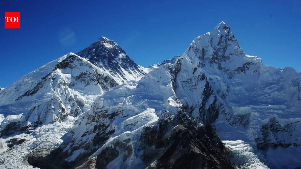 गिरिप्रेमी संस्थेतील तीन गिर्यारोहकांनी माऊंट एव्हरेस्ट शिखर सर केले
