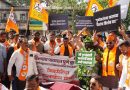 पुण्यात पावसाळ्यापूर्वीची निकृष्ट दर्जाची कामे, पाणी साचल्याने शिवसेनेचे आंदोलन